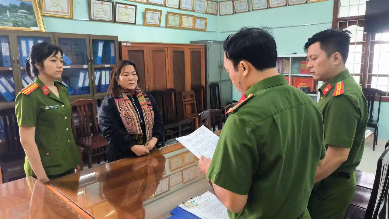 Khởi tố nữ giám đốc khai thác cát vượt trữ lượng cho phép -0