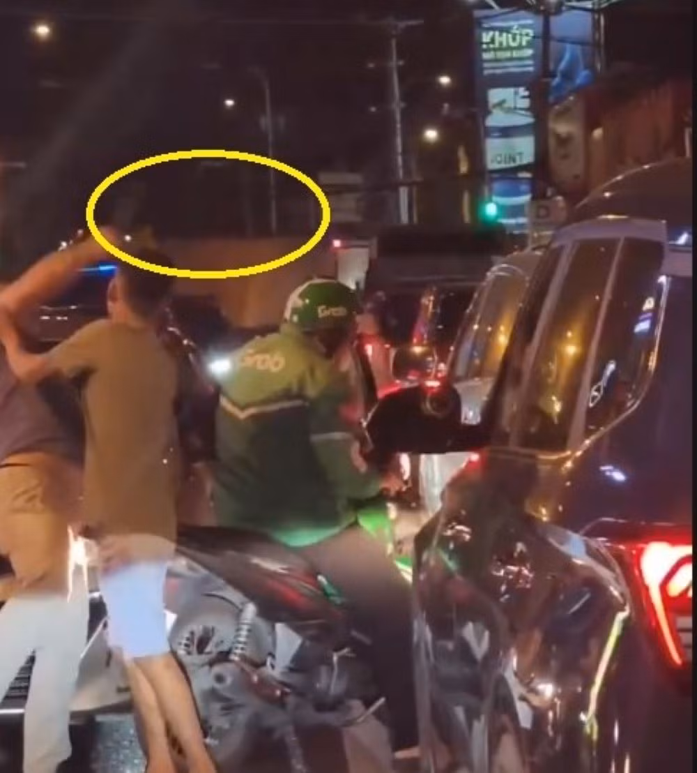Khởi tố con rể và cha vợ dùng gậy sắt tấn công tài xế xe ôm công nghệ -0