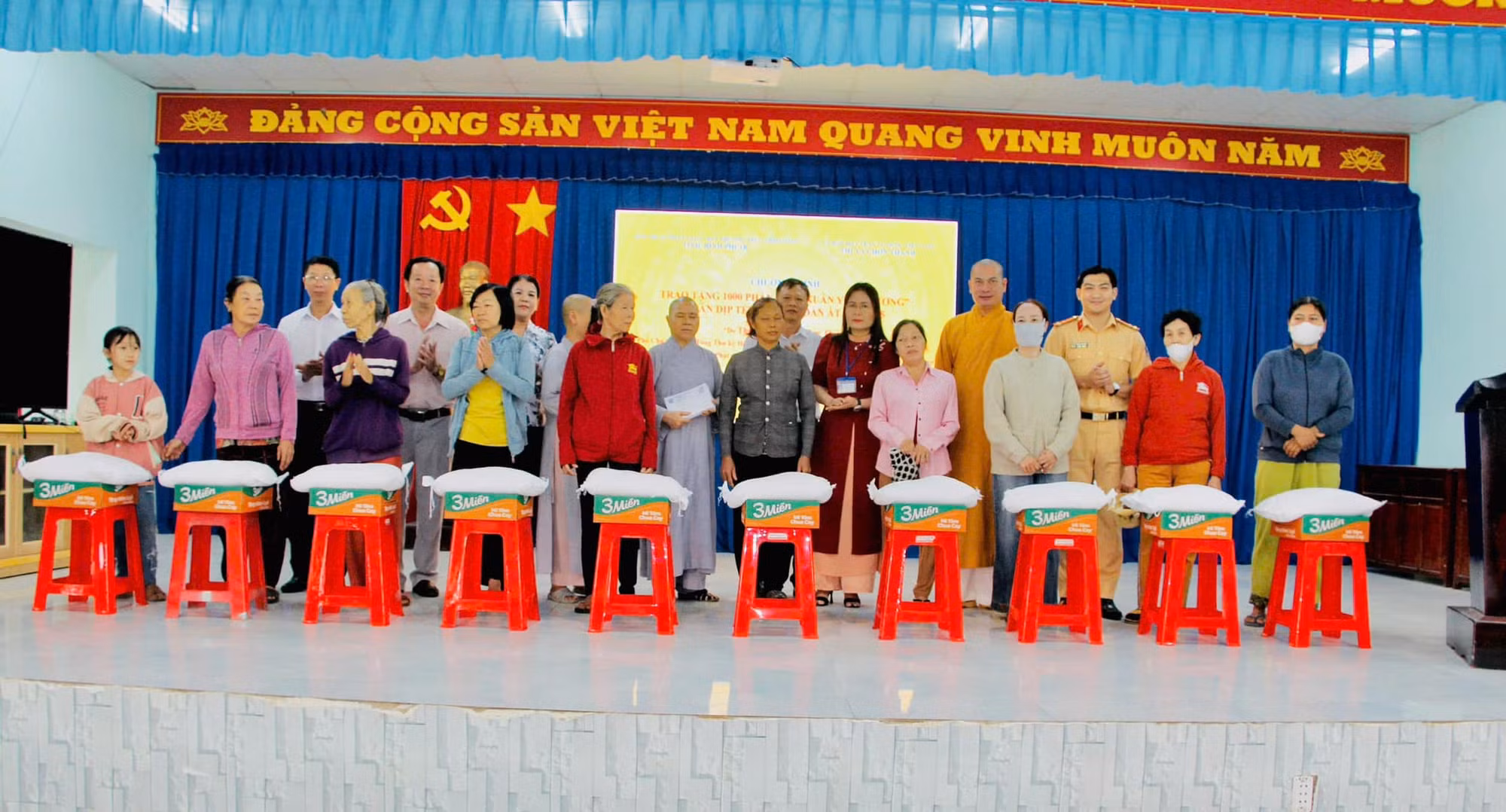 CSGT “Bơm hơi miễn phí - Vá vỏ tận nơi” -0