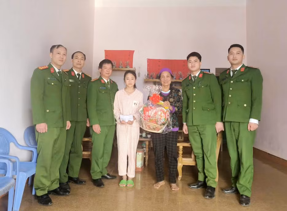 Công an xã Yên Nguyên nhận đỡ đầu trẻ có hoàn cảnh đặc biệt khó khăn -0
