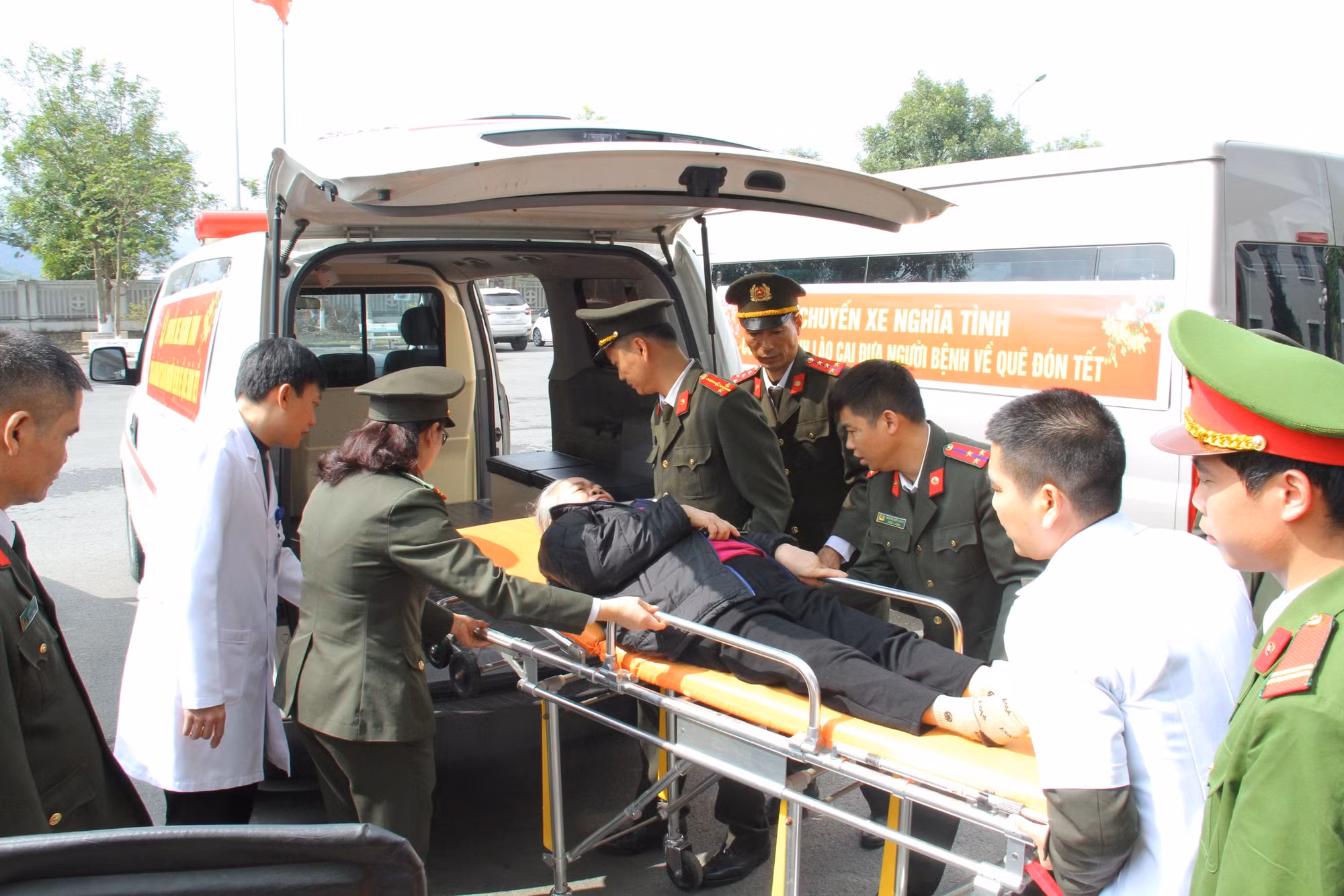 Công an tỉnh Lào Cai tổ chức nhiều chuyến xe nghĩa tình đưa bệnh nhân về quê đón Tết -0