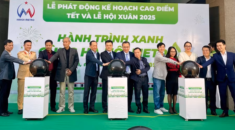 Hà Nội: Tàu điện trên cao có thể chạy xuyên đêm phục vụ người dân dịp Tết Nguyên đán -0
