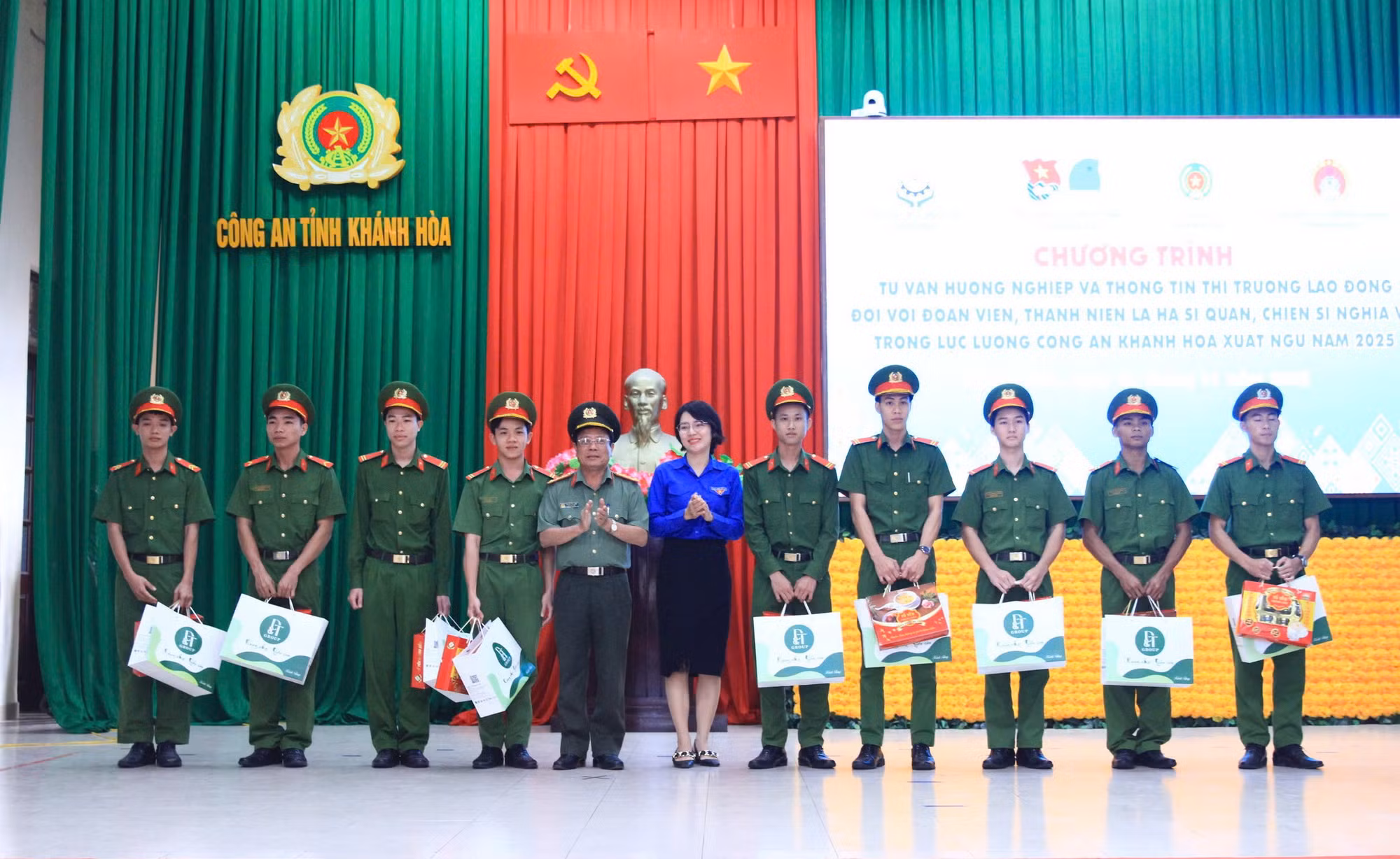 Tư vấn hướng nghiệp cho gần 200 chiến sĩ nghĩa vụ Công an tỉnh Khánh Hòa xuất ngũ -0