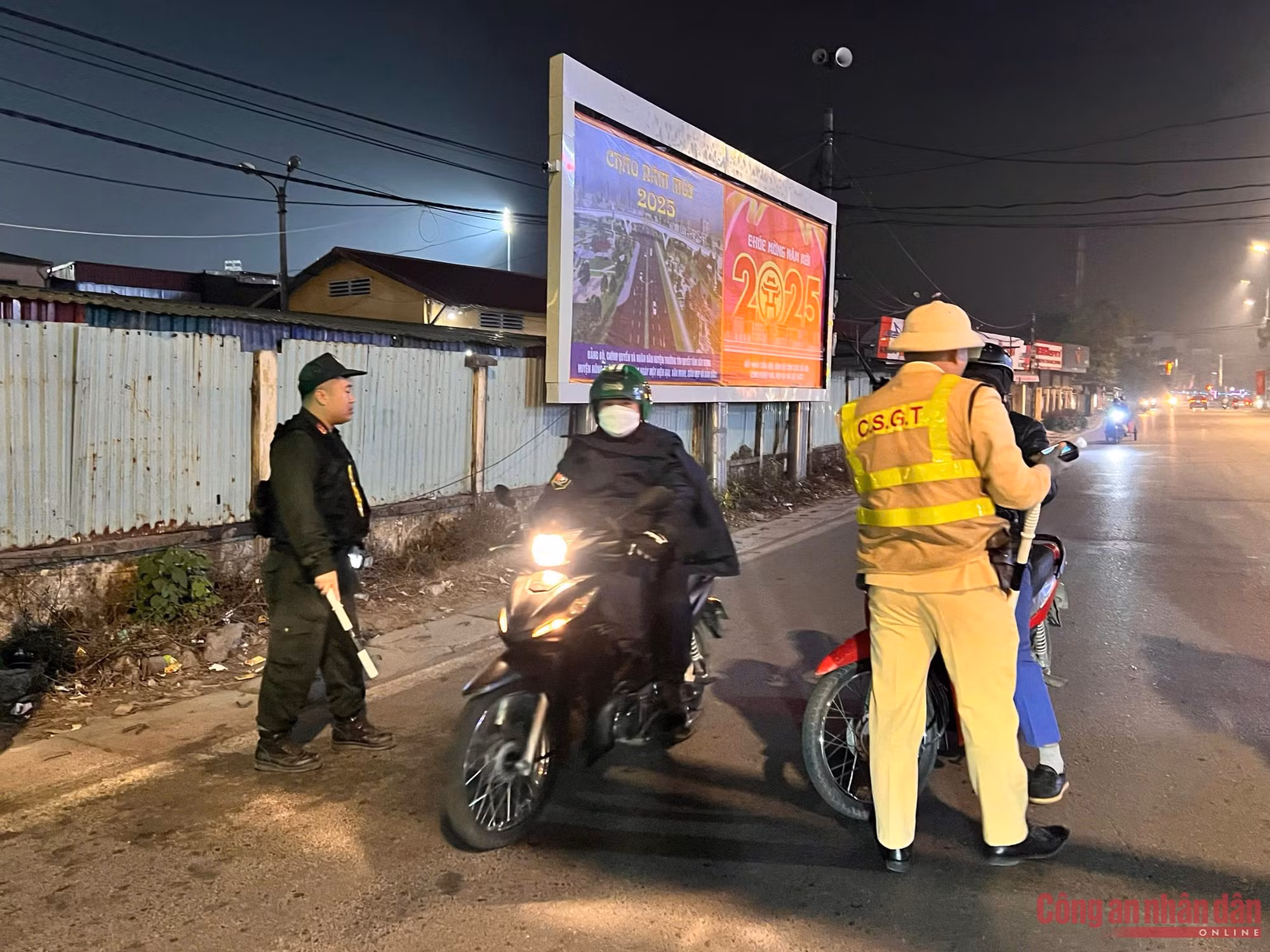 CSGT Thủ đô và những đêm giao thừa vì bình yên cuộc sống ảnh 1 Chiến sĩ CSGT Thủ đô và những Đêm Giao thừa làm nhiệm vụ vì bình yên của người dân -0
