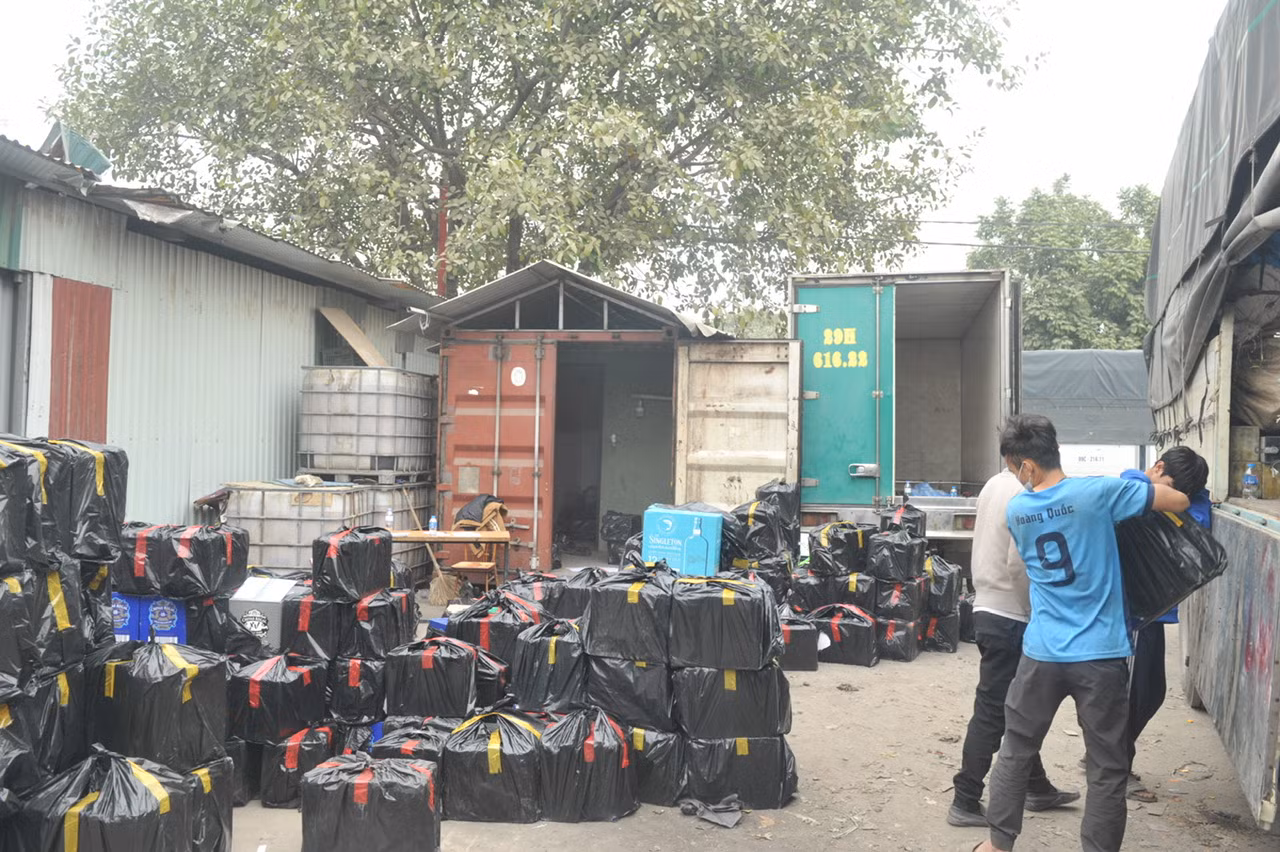 Gần 5.000 chai rượu ngoại nhập lậu từ Quảng Trị tập kết ra Hà Nội để tiêu thụ dịp Tết -0