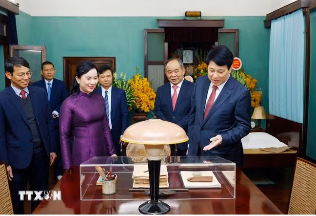Chủ tịch nước Lương Cường dâng hương tưởng niệm Bác Hồ trong ngày đầu Xuân mới -1