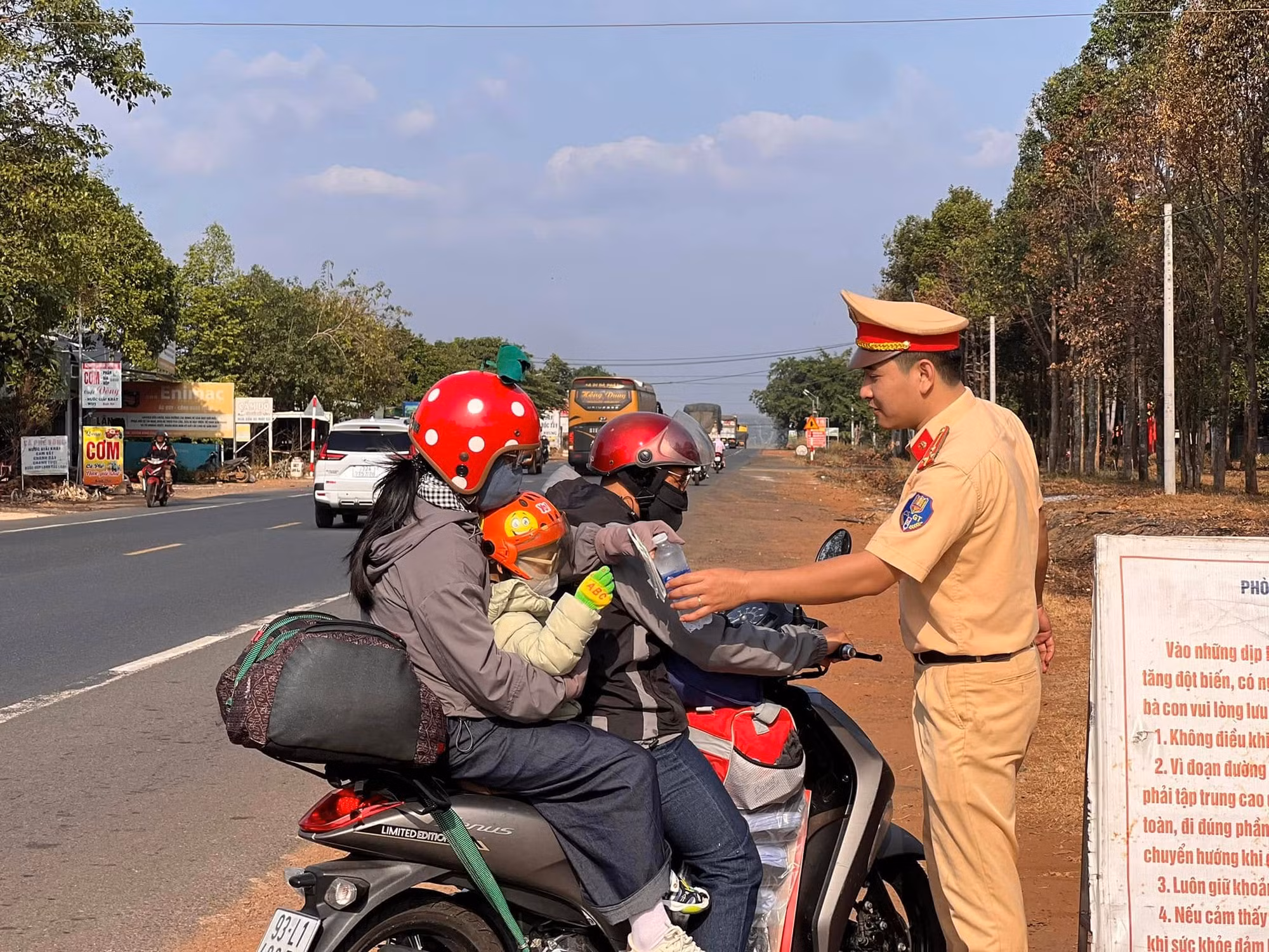 CSGT “Bơm hơi miễn phí - Vá vỏ tận nơi” -0