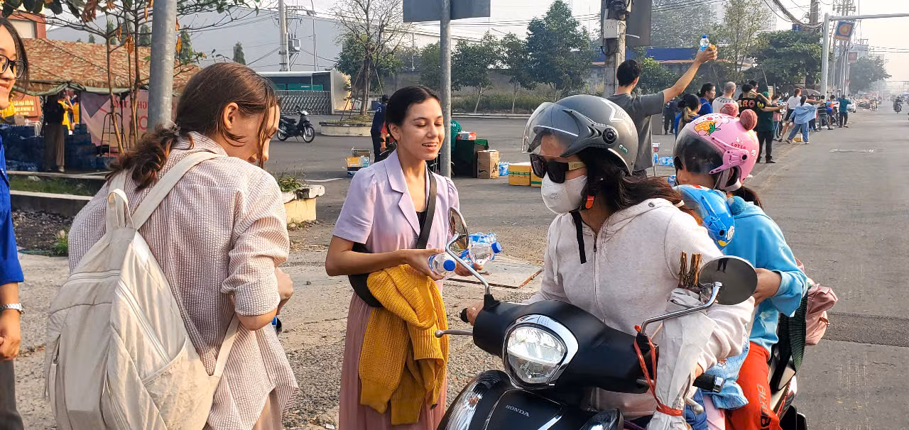 Dân đi xe máy về quê đón Tết hào hứng đón nhận “nghĩa tình” từ người nước ngoài -0