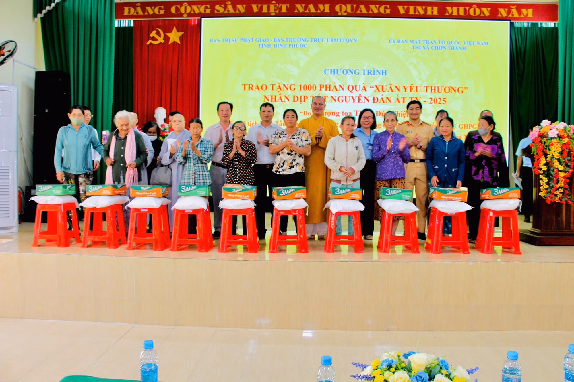 CSGT “Bơm hơi miễn phí - Vá vỏ tận nơi” -0