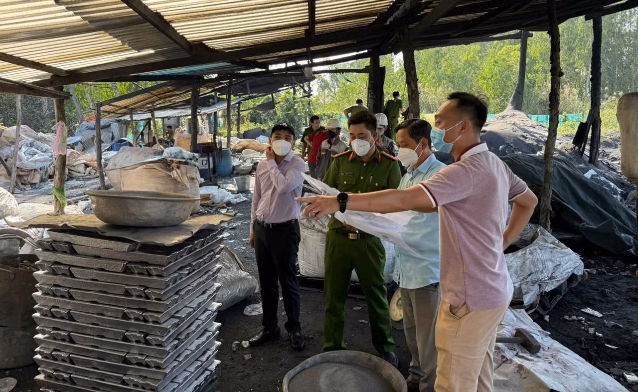 Khởi tố, bắt tạm giam đối tượng xả nhiều ngàn tấn xỉ nhôm ra môi trường -1