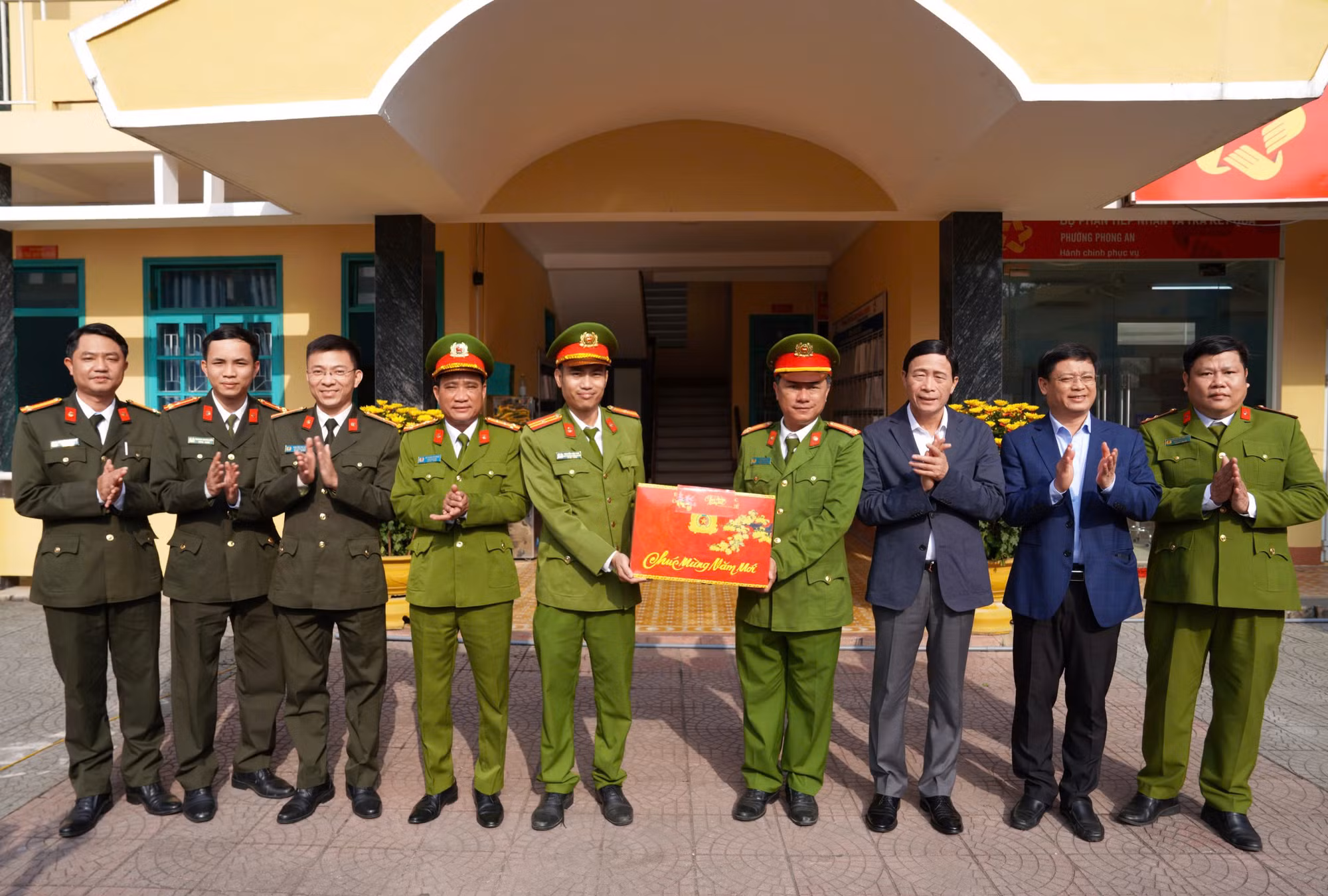 Thứ trưởng Lê Quốc Hùng thăm hỏi, động viên Công an phường và trao quà Tết cho người nghèo ở TP Huế -0