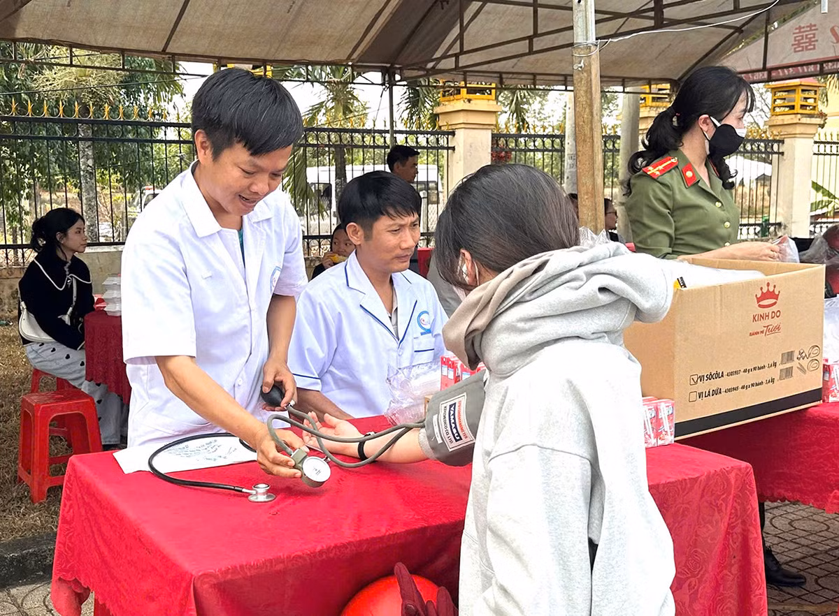 &nbsp;Công an Đắk Nông tiếp sức cho người dân trên đường về quê đón Tết -0