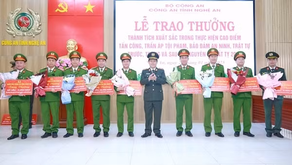 Công an Nghệ An trao thưởng thành tích xuất sắc trong đợt cao điểm tấn công, trấn áp tội phạm
