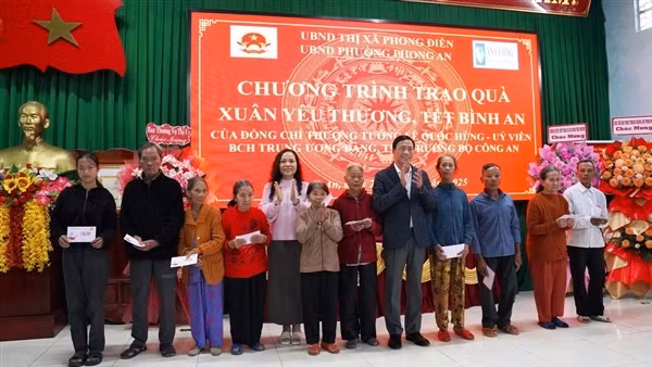 Thứ trưởng Lê Quốc Hùng thăm, động viên Công an phường và trao quà Tết cho người nghèo