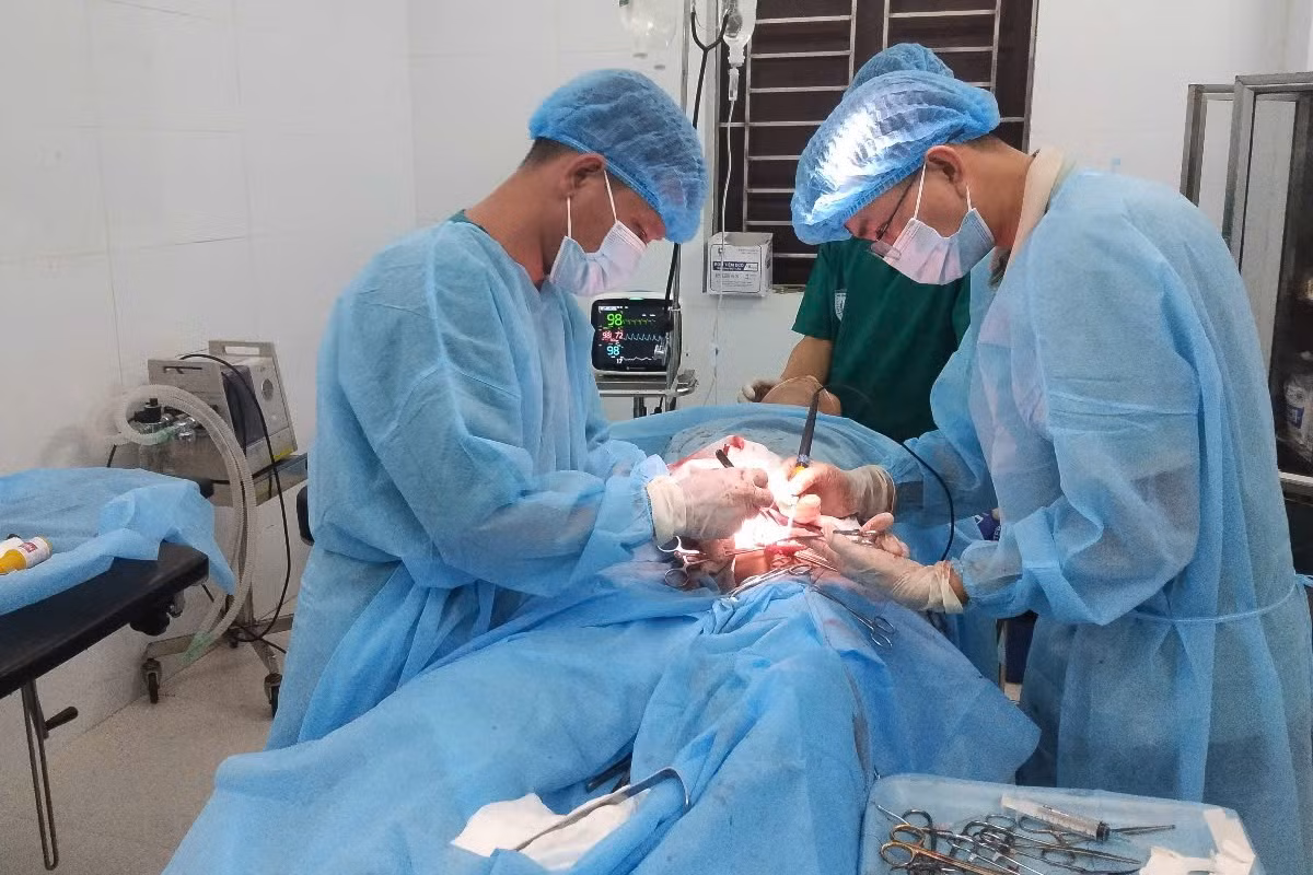 Bệnh xá đảo Sinh Tồn phẫu thuật cấp cứu ngư dân trong đêm mùng 1 Tết Ất Tỵ -0