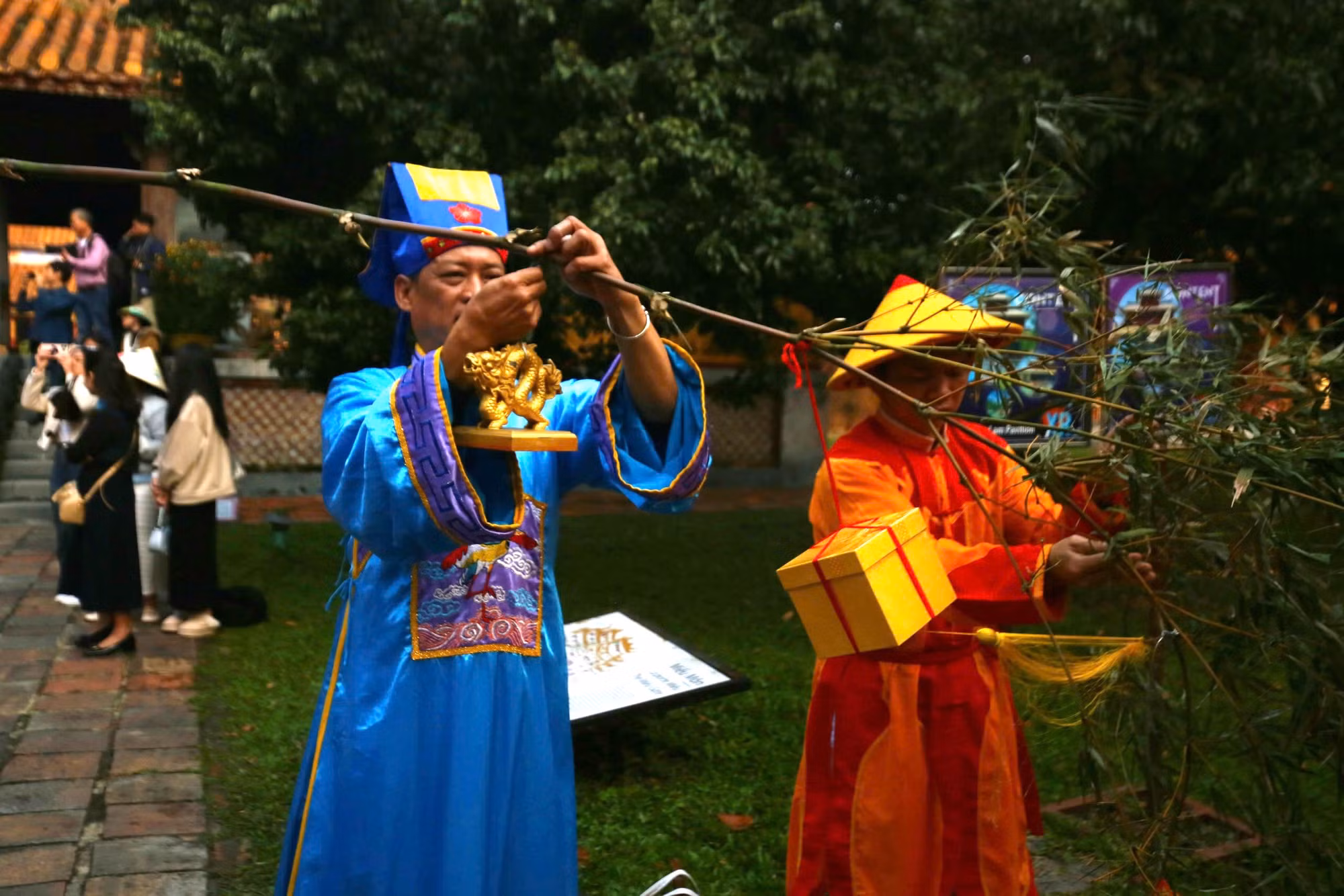 Dựng nêu đón Tết trong Hoàng cung triều Nguyễn -0