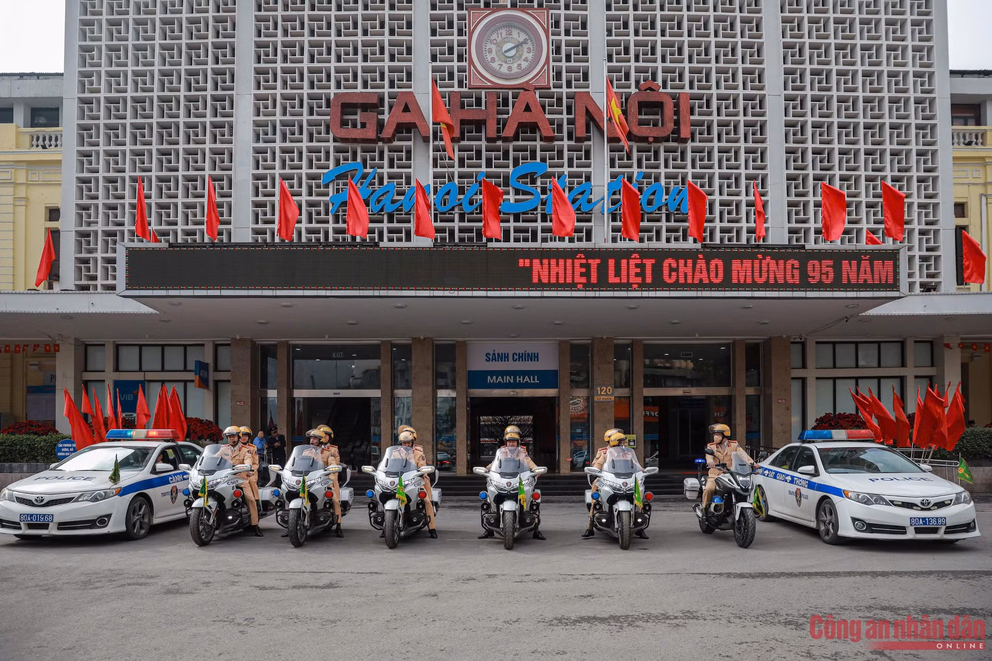 CSGT chạy mô tô mở đường -0