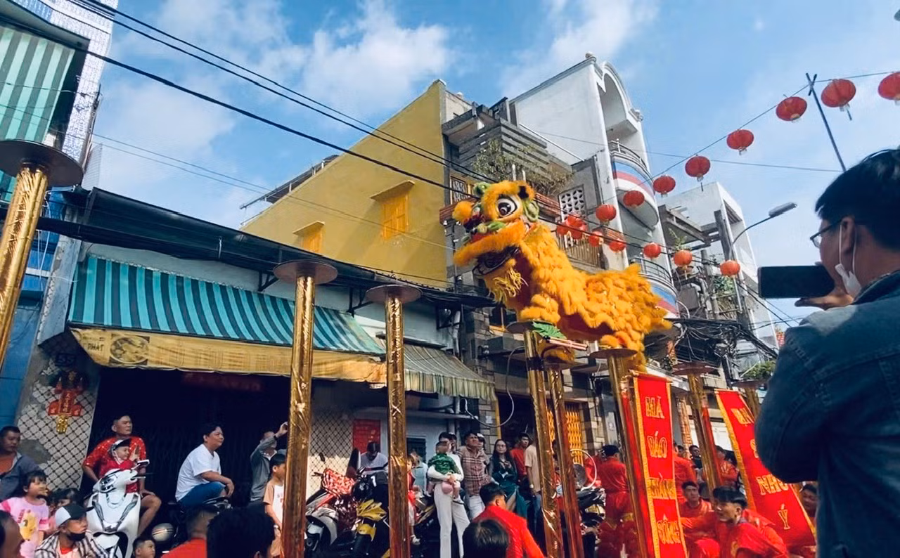 TP Hồ Chí Minh rộn ràng tiếng trống múa lân ngày mùng 1 Tết -4