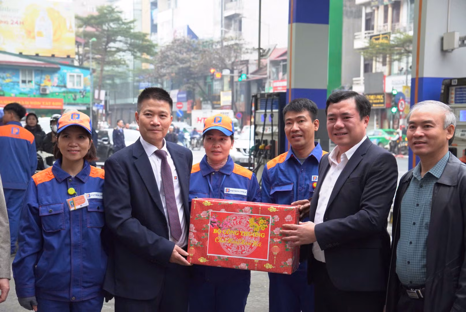 Bán xăng dầu xuyên Tết -0