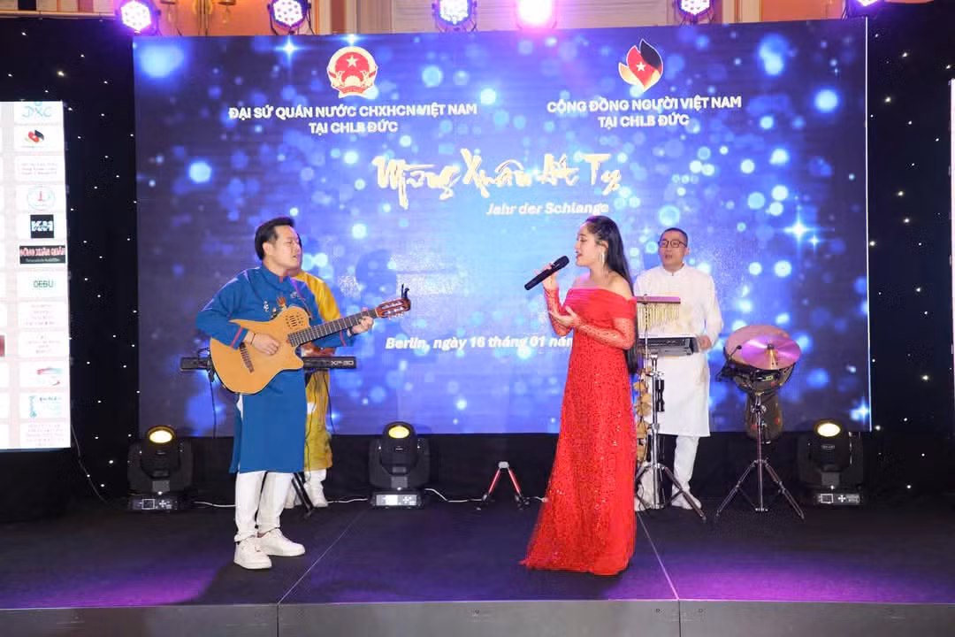 Nghệ sĩ CAND mang “Xuân quê hương” đến với kiều bào Đức, Rumani -0