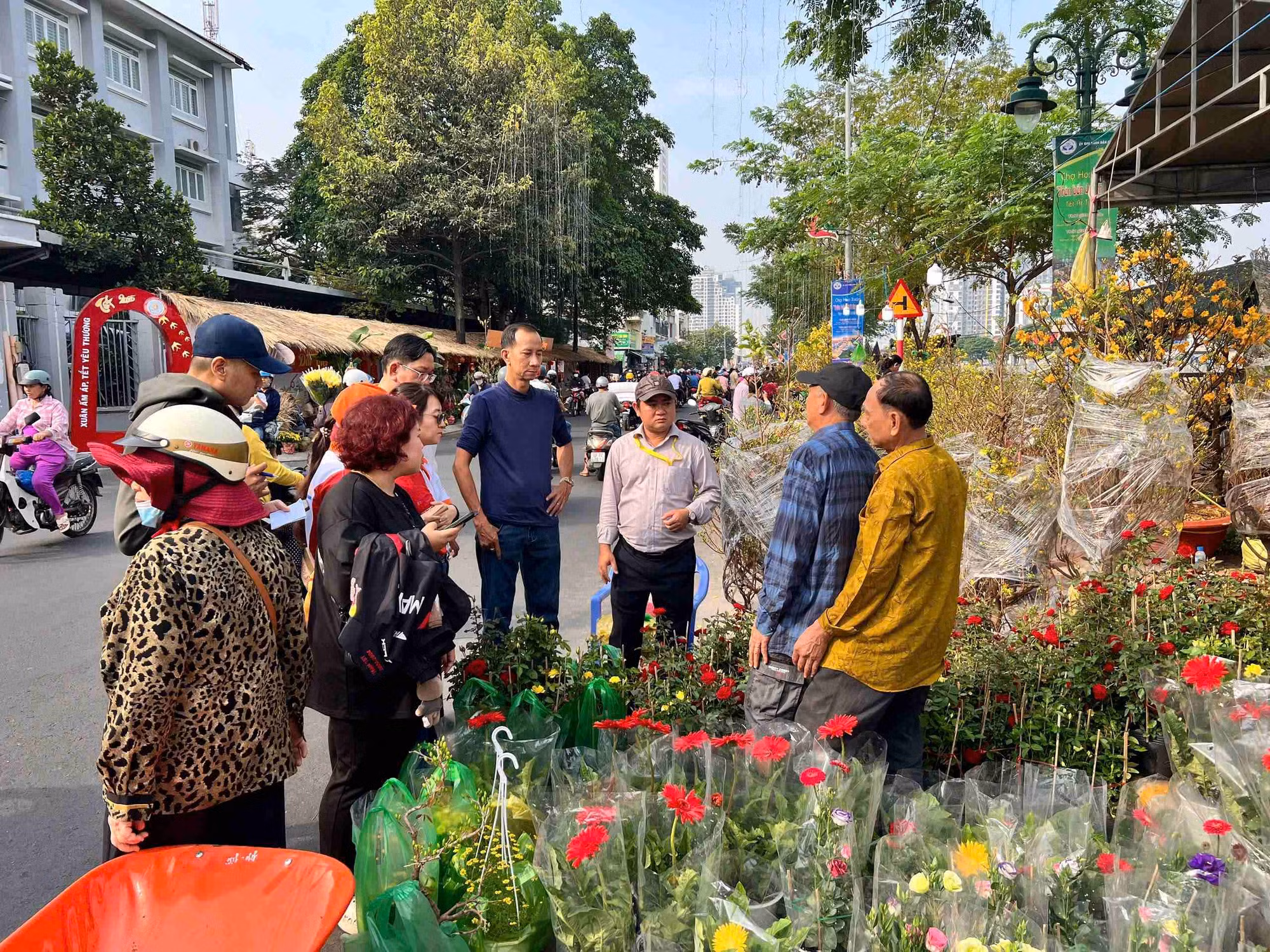 TP Hồ Chí Minh mua hoa tặng những hộ gia đình khó khăn -0