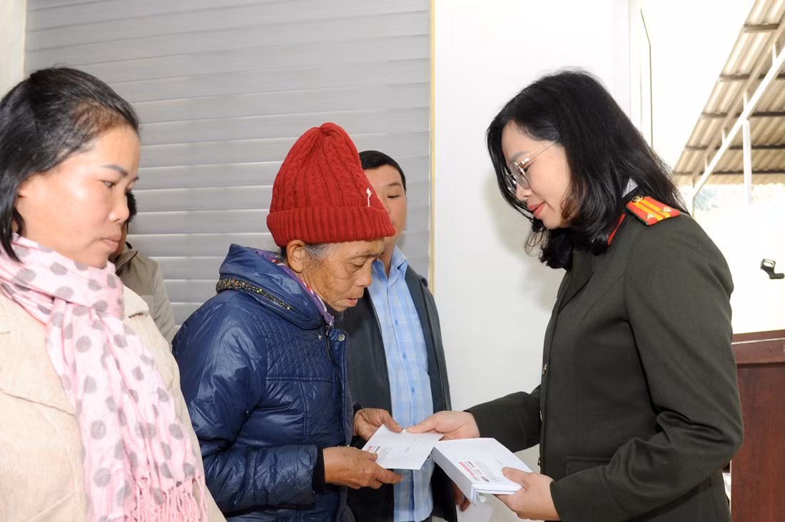 Trao từ thiện Trong Con -0