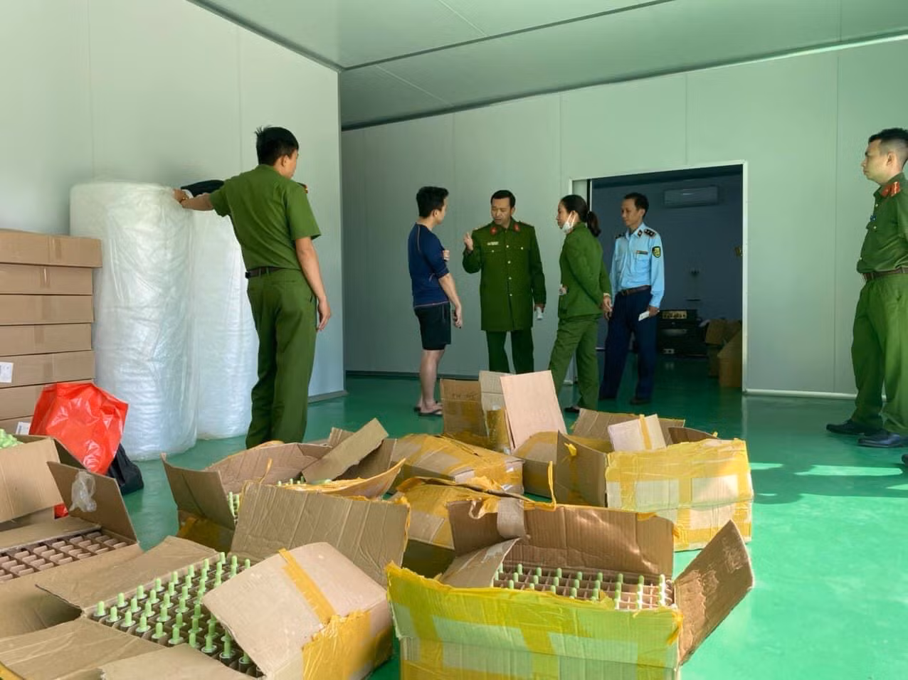 Mua hoá chất trôi nổi trên thị trường rồi về “nhào trộn” thành mỹ phẩm đem bán -0