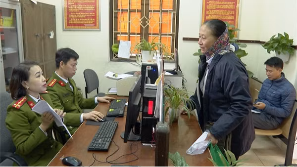 Sổ hộ khẩu giấy: Chuyện ghi ở vùng quê trước giờ "khai tử"