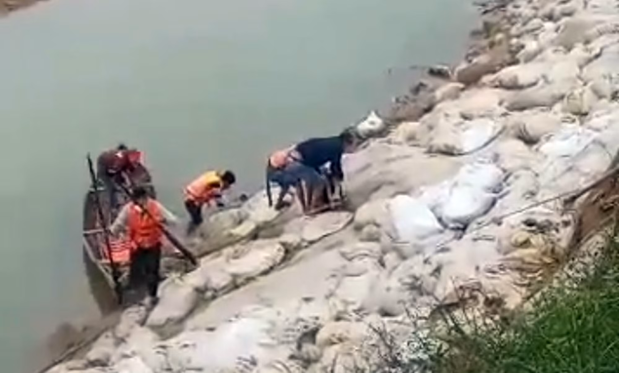 Nam sinh lớp 8 bị đuối nước ở vùng sạt lở sông Quảng Huế -0