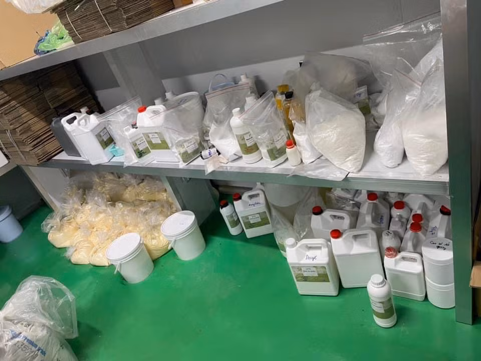 Mua hoá chất trôi nổi trên thị trường rồi về “nhào trộn” thành mỹ phẩm đem bán -0