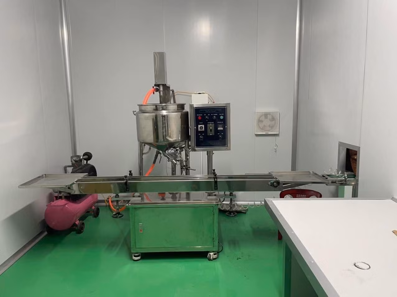 Mua hoá chất trôi nổi trên thị trường rồi về “nhào trộn” thành mỹ phẩm đem bán -0