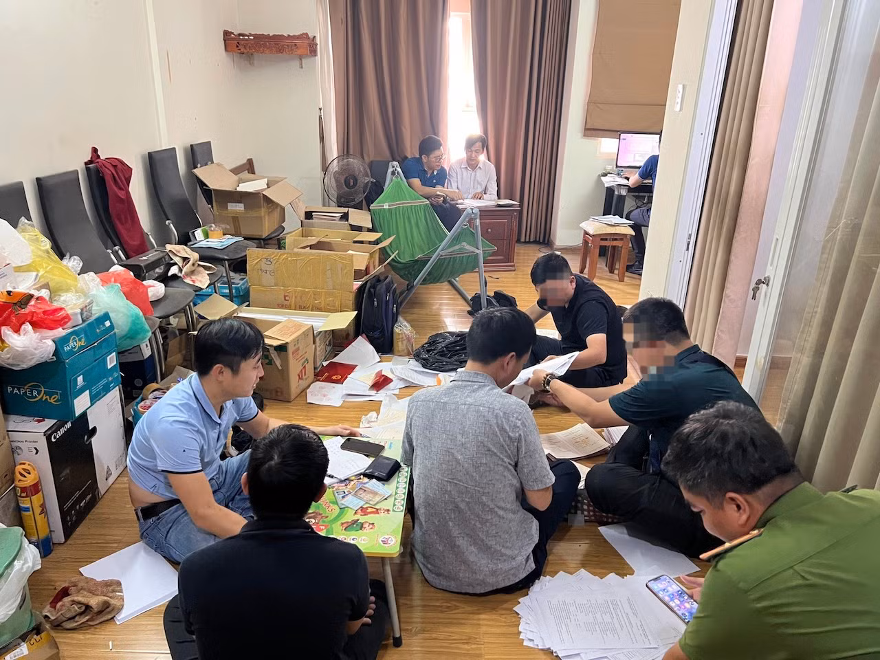 Hai vợ chồng điều hành đường dây sản xuất, mua bán hàng nghìn bằng cấp, giấy tờ giả -0