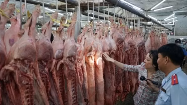 Kiểm tra an toàn thực phẩm chợ đầu mối dịp Tết