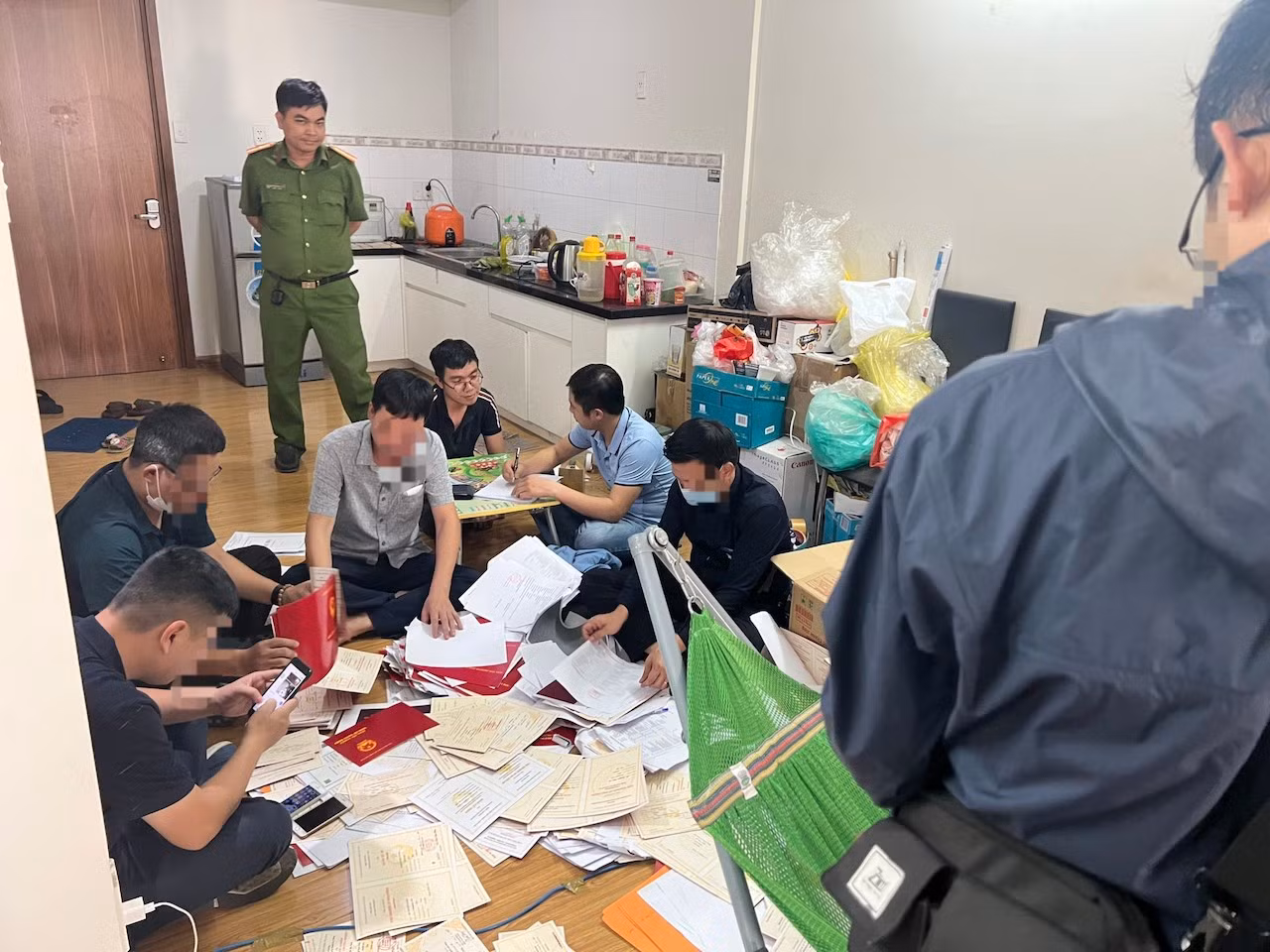 Hai vợ chồng điều hành đường dây sản xuất, mua bán hàng nghìn bằng cấp, giấy tờ giả -1