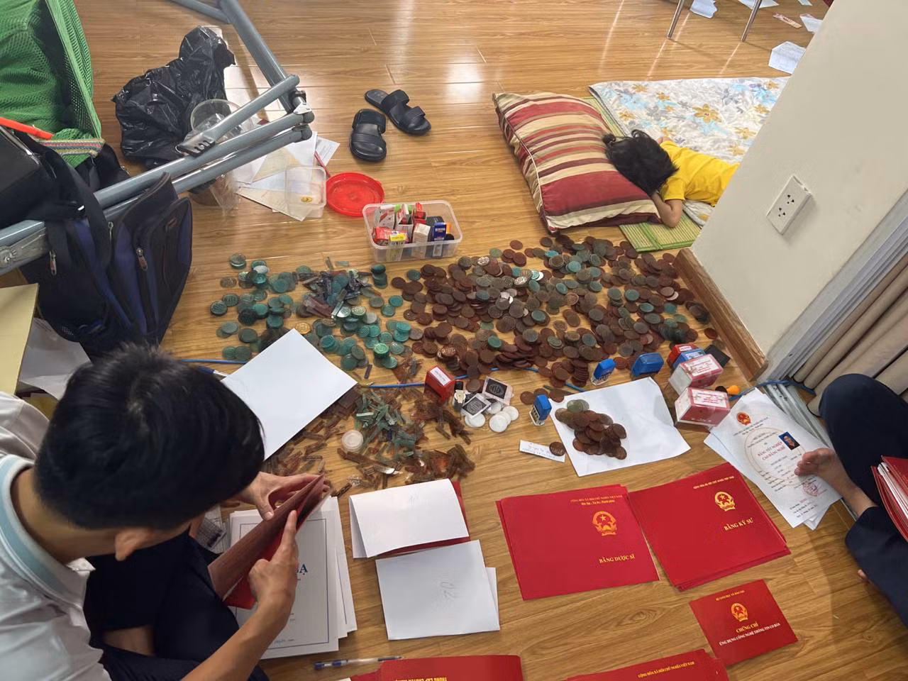 Hai vợ chồng điều hành đường dây sản xuất, mua bán hàng nghìn bằng cấp, giấy tờ giả -2