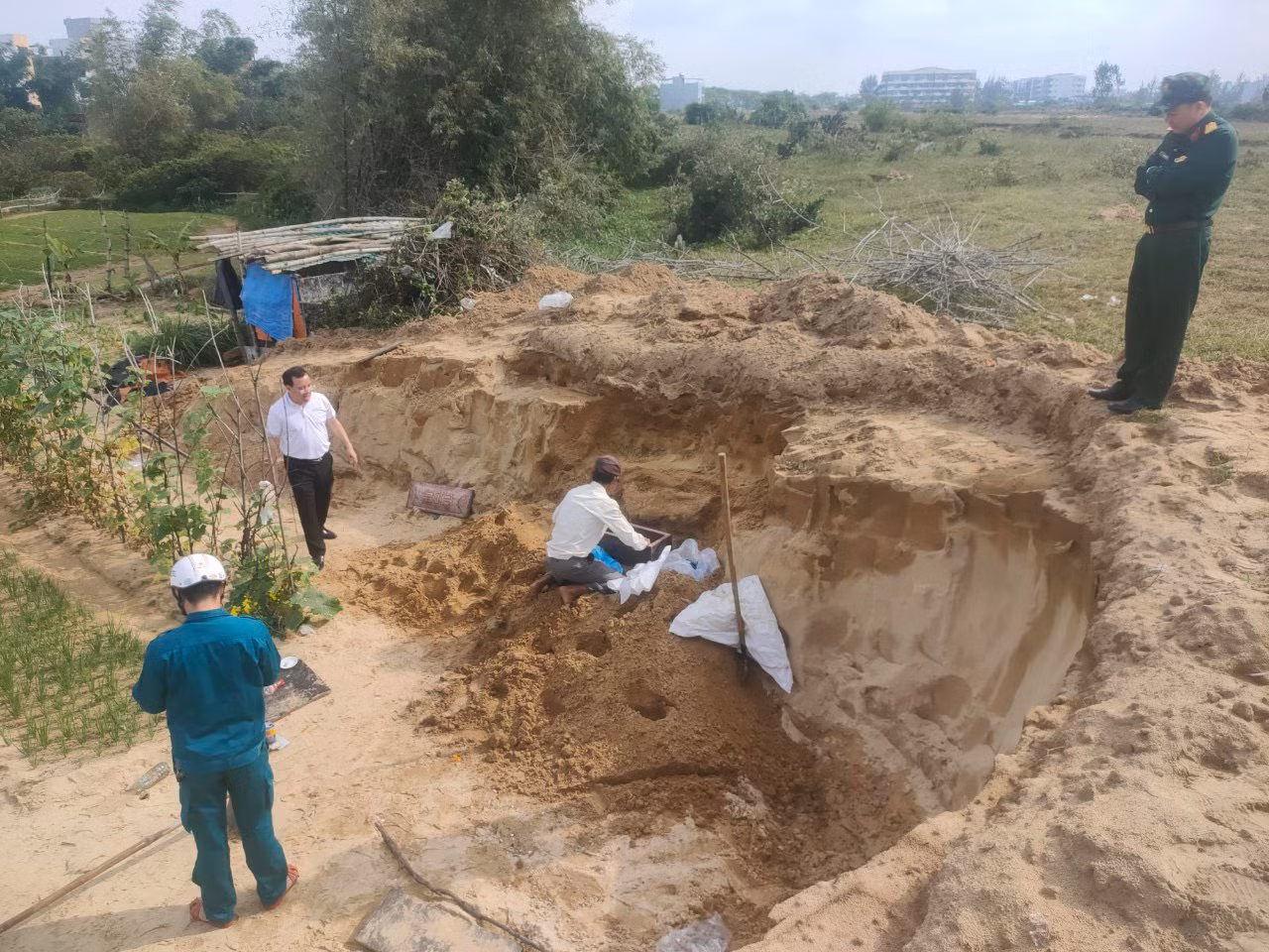 Cuốc đất trồng rau, hoảng hốt phát hiện bộ xương người -1
