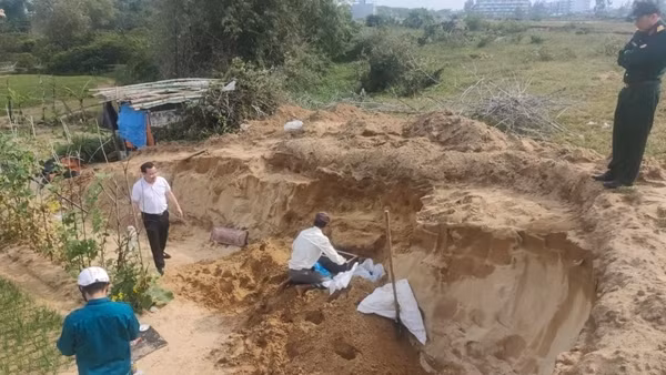 Cuốc đất trồng rau, hoảng hốt phát hiện bộ xương người