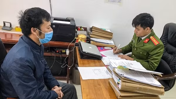 Khởi tố Phó GĐ Trung tâm Giáo dục đâm CSGT văng lên nắp capo rồi bỏ chạy