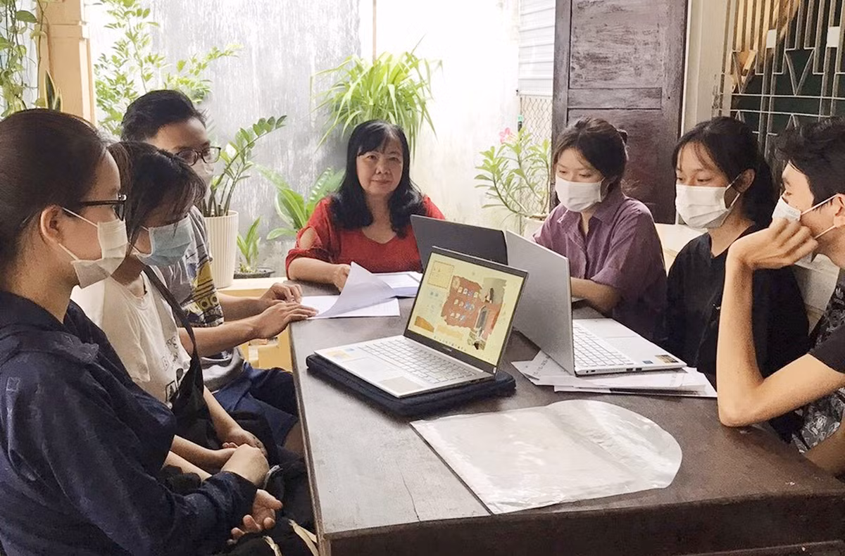 Người phụ nữ viết hàng trăm bức thư xin học bổng cho sinh viên nghèo -0