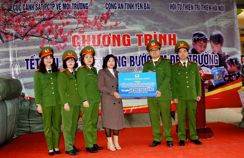 Trao quà Tết lồng ghép với tuyên truyền bảo vệ môi trường tại 2 xã biên giới khó khăn của huyện Mù Căng Chải -0