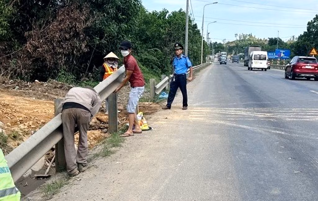 Liều như người dân xã tự phá hộ lan, taluy “mở đường” ra quốc lộ -1