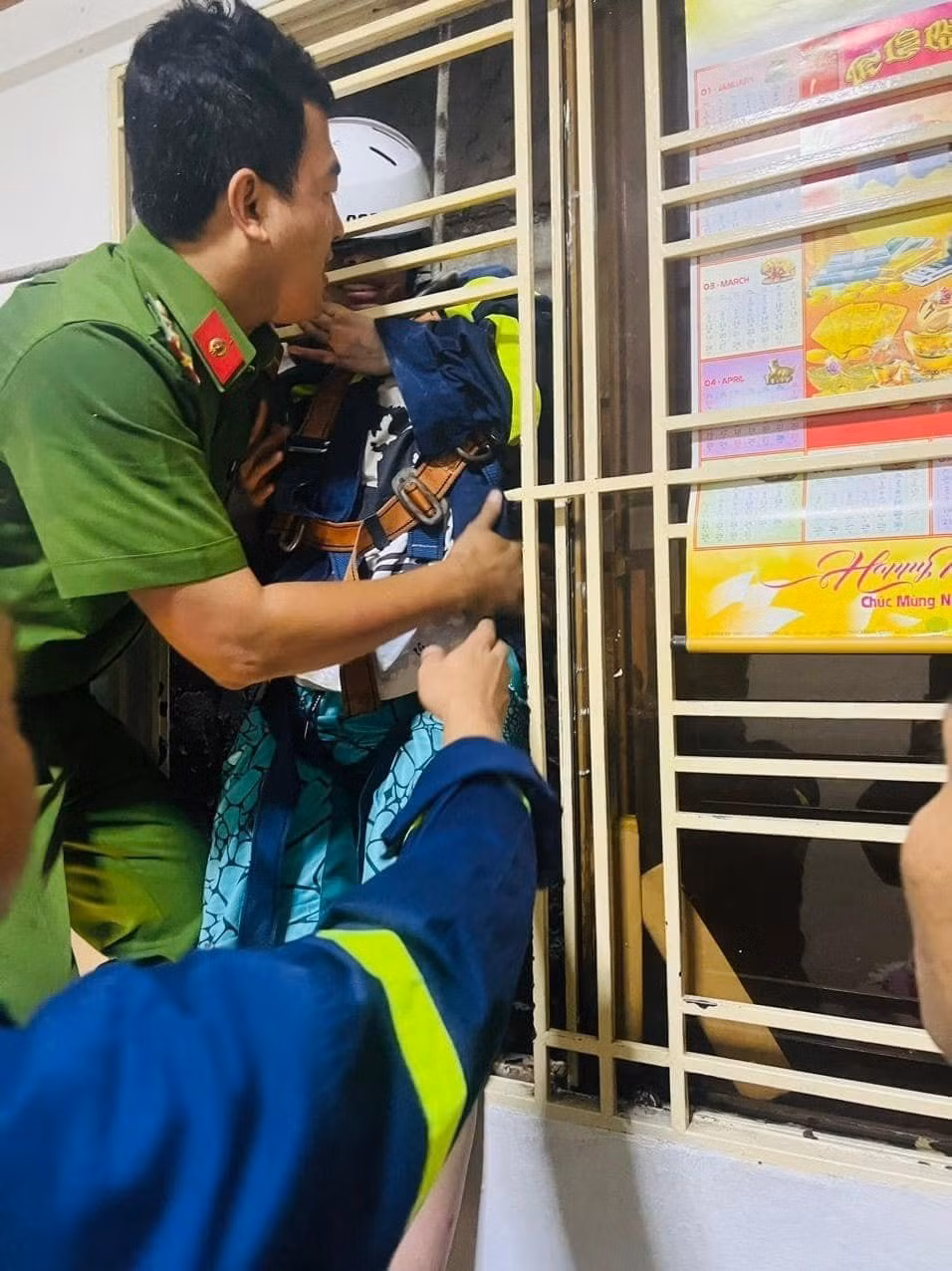 Giải cứu người phụ nữ bị kẹt giữa khoảng hở 2 căn nhà -0