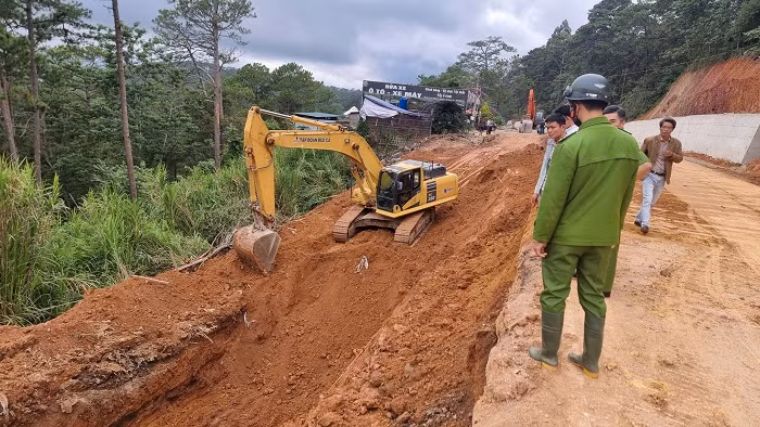 Sập taluy dự án mở rộng đèo Prenn Đà Lạt đè 2 người thương vong -0