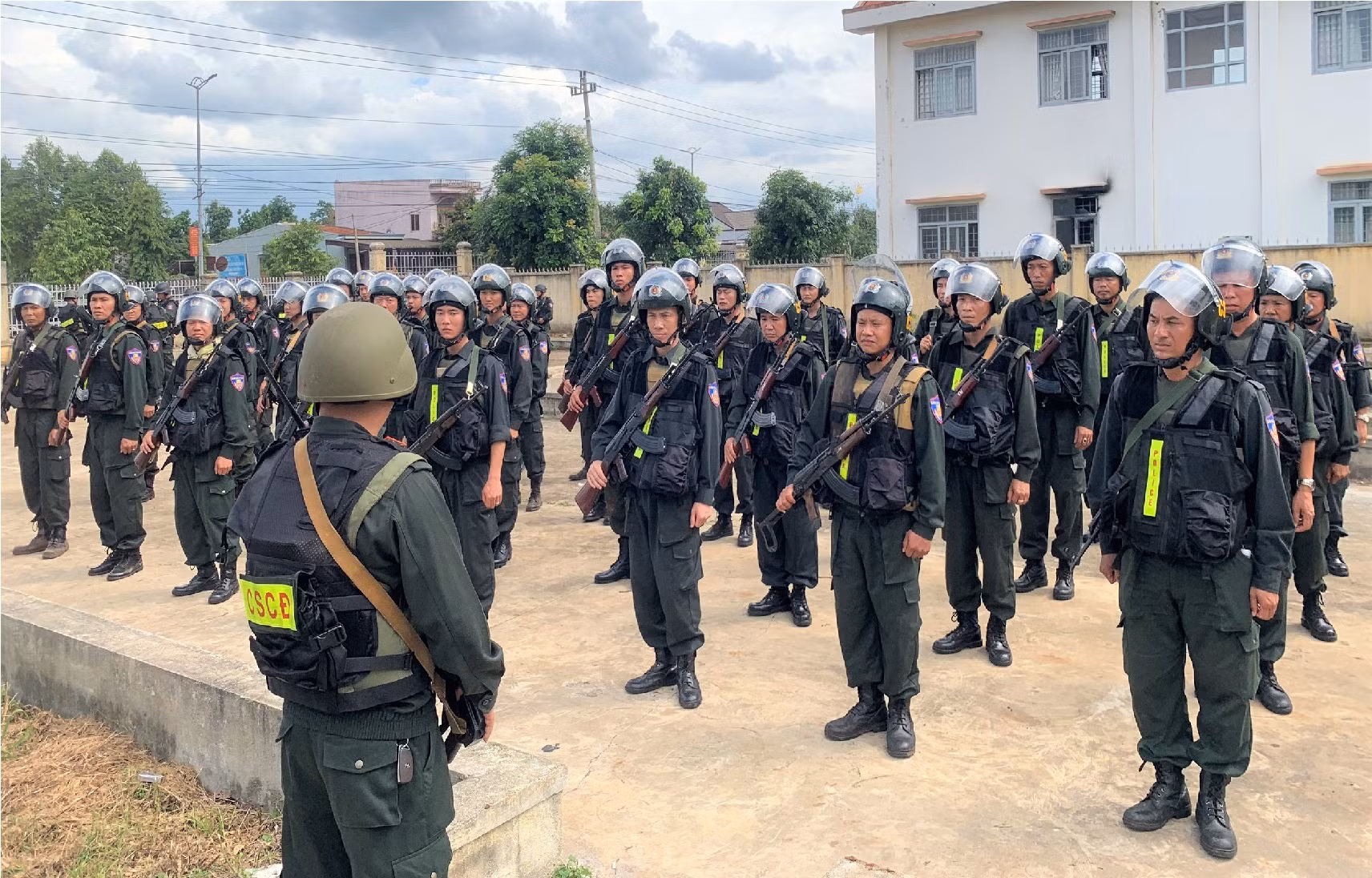 Thăm hỏi, động viện lực lượng CSCĐ tham gia truy bắt nhóm đối tượng tấn công trụ sở UBND xã -0