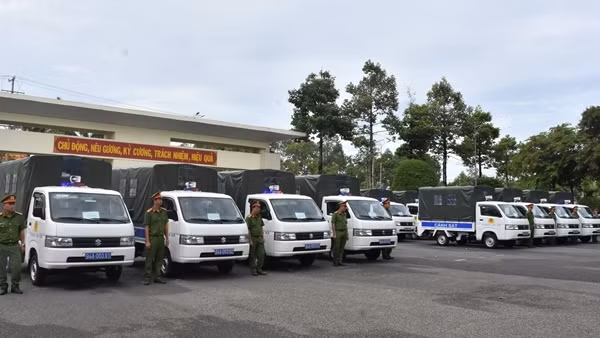 Công an Bạc Liêu bàn giao xe tải chuyên dùng cho Công an xã, thị trấn