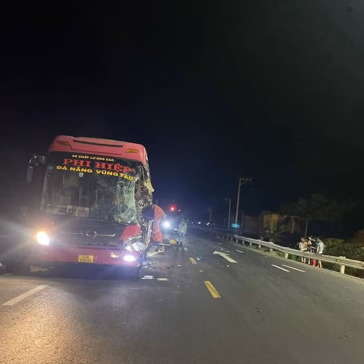 Hai xe khách tông nhau, hai người tử vong, 10 người bị thương -0