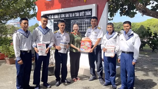 Không xa đâu, Trường Sa ơi...
