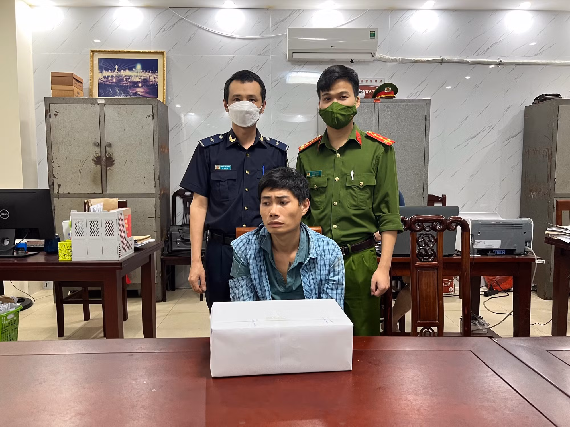 Đang vận chuyển 9000 viên ma túy thì bị bắt -0