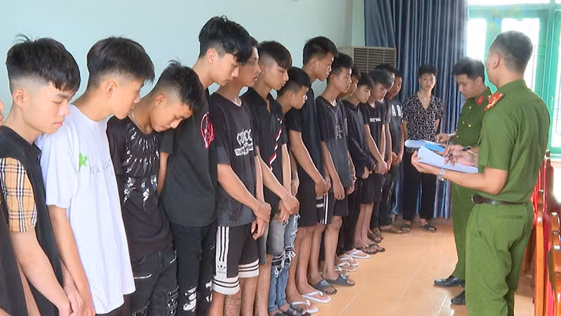 Xử lý 31 thanh thiếu niên tội gây rối trật tự công cộng -0