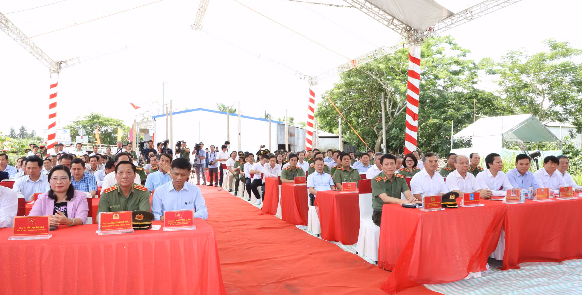 Bộ Công an trao kinh phí hỗ trợ xây dựng 1.200 căn nhà tặng các hộ nghèo ở Sóc Trăng -0